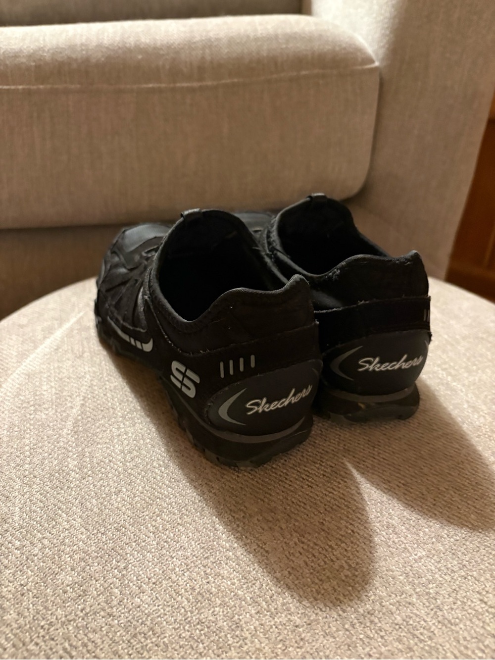Skechers 5.5 women’s Black slip-on walking sneakers, reflective logo, comfy - Picture 2 of 8